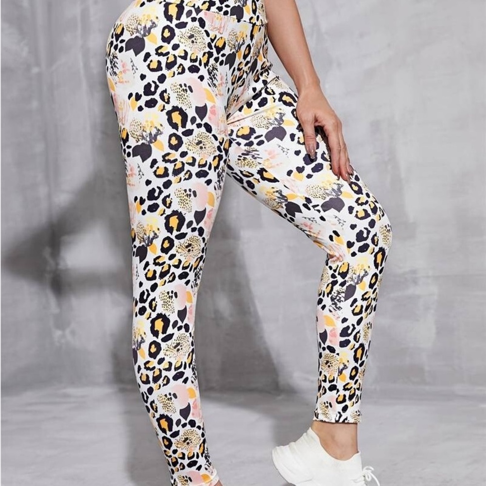 NWOT Curves N CombatBoots Leopard Floral Leggings